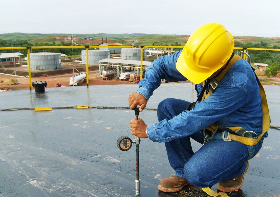 Equipo industrial antes de la aplicación de aislamiento térmico