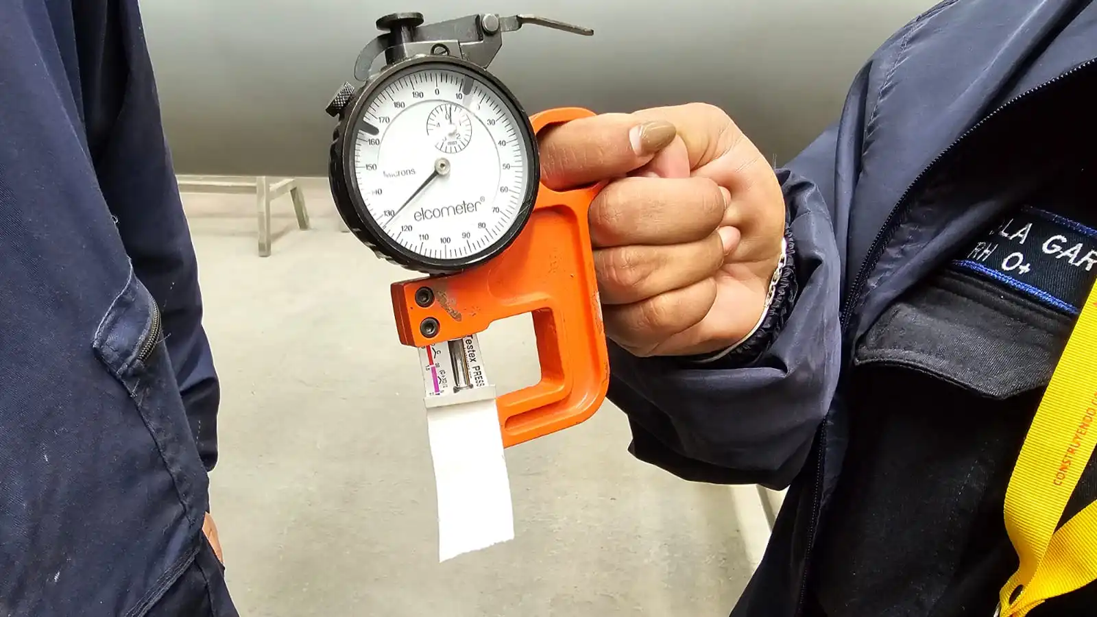 Vista detallada de tuberías industriales antes del aislamiento